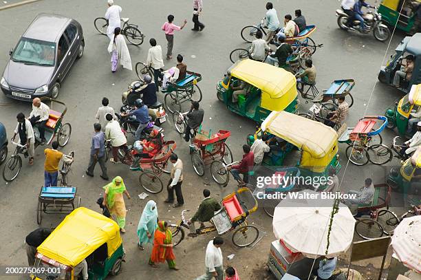 india, delhi, old delhi, traffic on chandi chowk, elevated view - chandni chowk stockfoto's en -beelden