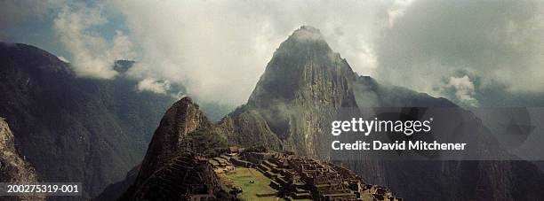 peru, machhu picchu, mountain and clouds - ancient civilization - fotografias e filmes do acervo