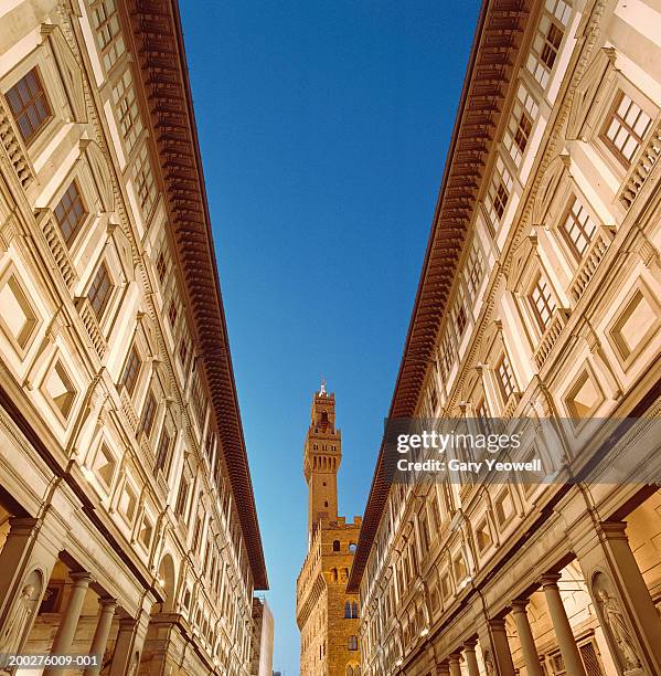 italy, florence, view of palazzo vecchio from uffizi gallery courtyard - vecchio stockfoto's en -beelden