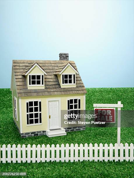 model home with 'for sale' sign in front - picket fence stock pictures, royalty-free photos & images