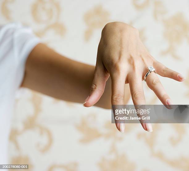 woman showing engagement ring, close-up - engagement ring foto e immagini stock