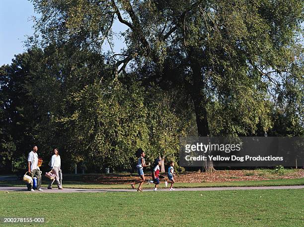 parents and children (5-13) entering park, parents with picnic gear - lane sisters ストックフォトと画像