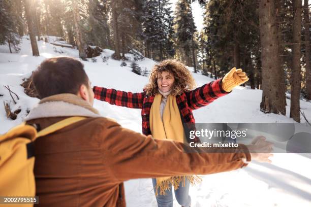 young beautiful woman running to hug her boyfriend - ir em frente imagens e fotografias de stock