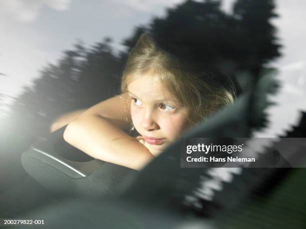 girl (6-8) in car looking out window, close-up - backseat bildbanksfoton och bilder