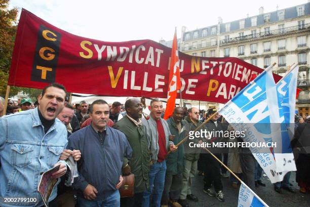 Des personnels des services techniques de la Propreté de Paris, en grève, défilent, le 23 octobre 2002 à Paris, lors d'une manifestation pour...