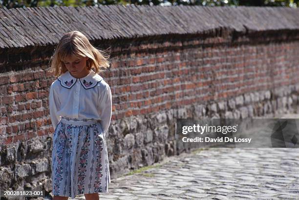 girl (4-5) walking by surrounding wall - surrounding wall stock-fotos und bilder