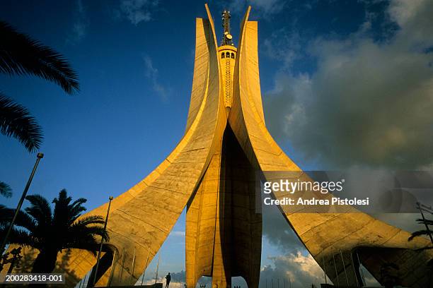 algeria, algiers, martyrs' monument, low angle view - argel fotografías e imágenes de stock