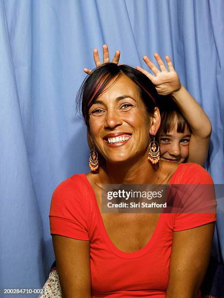 mãe e filha (6 a 8) na cabine de fotos, garota mãos - photomaton - fotografias e filmes do acervo