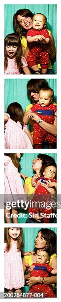 mère avec enfants (1 à 3) dans le photomaton - photomaton photos et images de collection