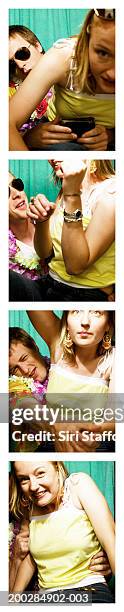 jeune couple jouant autour dans le photomaton - photomaton photos et images de collection