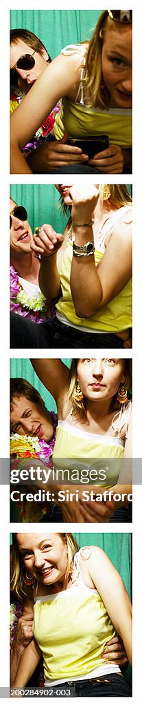 Jovem Casal Jogando na Máquina Pública de Fotografias Tipo Passe