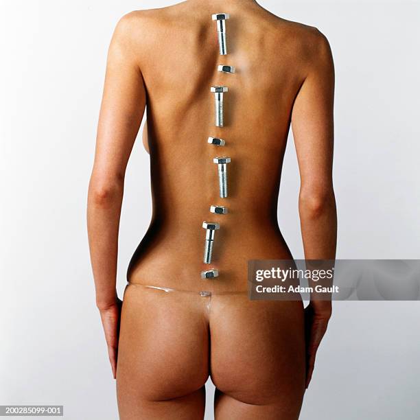 mujer con tuercas y pernos coloca más de línea de base - human spine fotografías e imágenes de stock