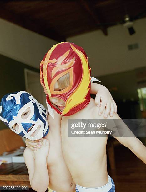 boys (3-6) wearing wrestling masks - raufen stock-fotos und bilder