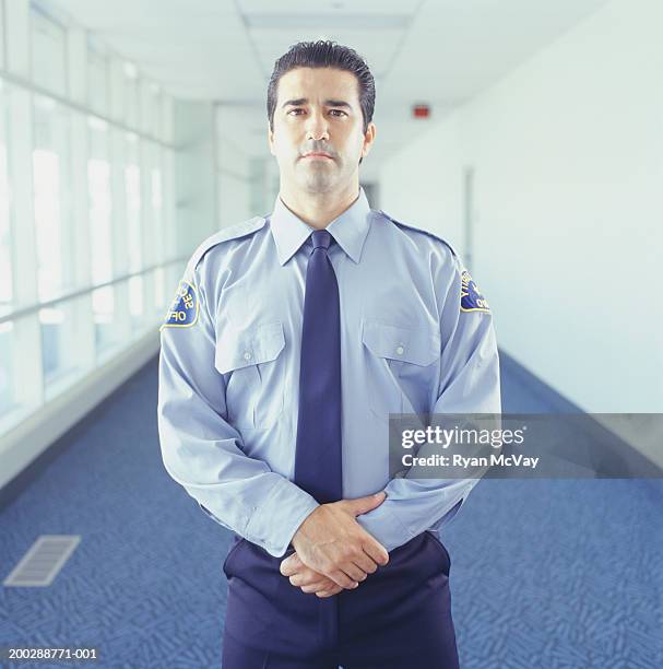 security guard at airport - agent de sécurité photos et images de collection