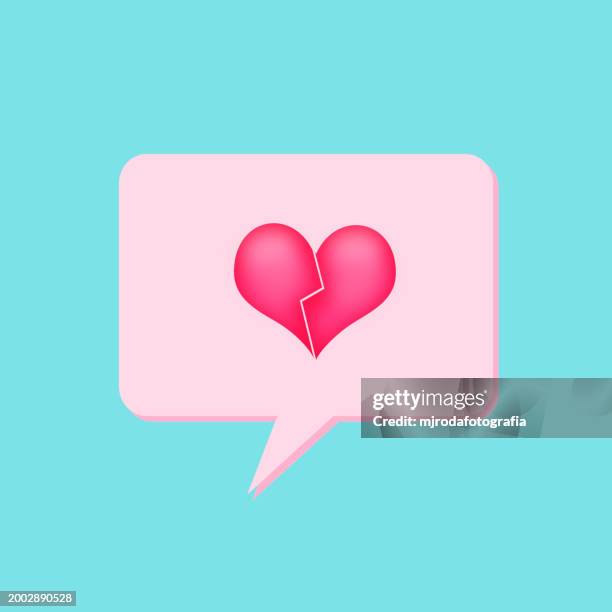 social media talk balloon with red broken heart - coeur brisé photos et images de collection