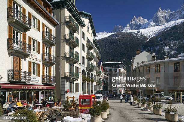 france, haute savoie, chamonix, downtown street scene, winter - haute savoie foto e immagini stock