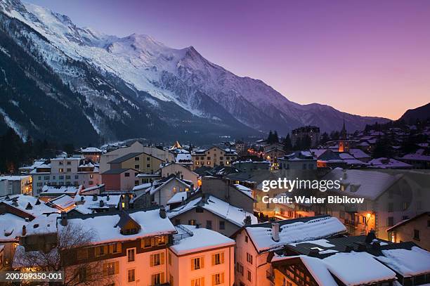 france, haute savoie, chamonix, rooftops, evening, winter - chamonix - fotografias e filmes do acervo