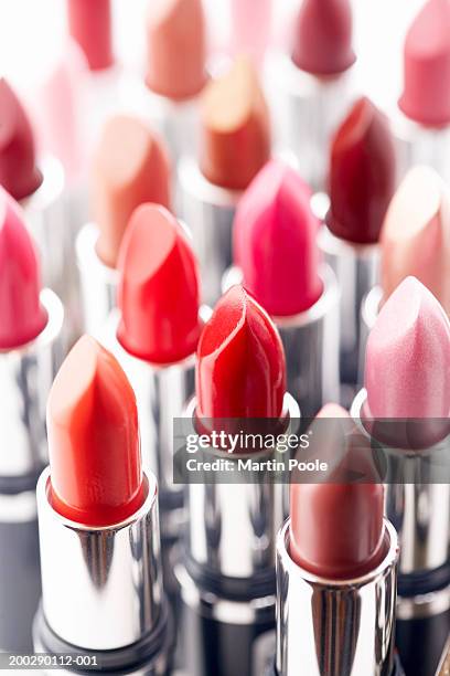 assortment of coloured lipsticks, close-up - pintalabios fotografías e imágenes de stock