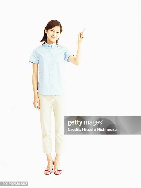 young woman standing, portrait - manga curta - fotografias e filmes do acervo