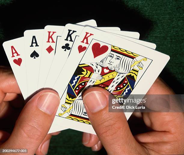 hands with playing cards - full hand - fotografias e filmes do acervo