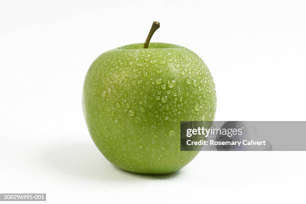 green apple covered in water drops, close-up - apfel freisteller stock-fotos und bilder