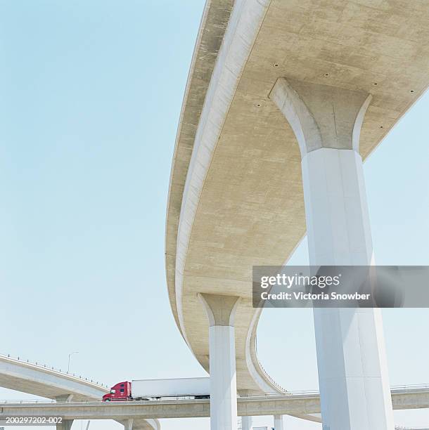 truck on freeway overpass - carretera elevada fotografías e imágenes de stock