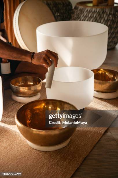 thérapeute de spa jouant des bols chantants en cristal lors d’une retraite de bien-être pour une méditation de traitement de guérison par le son - bol et saladier photos et images de collection