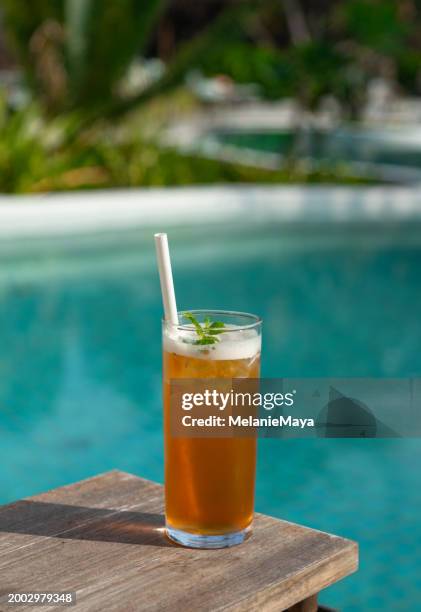 boisson en verre fresh ice tea avec de la menthe et de la paille en papier servie au bar de la piscine dans la station balnéaire tropicale des maldives - soda photos et images de collection