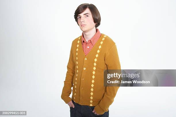 teenage boy (15-17) with bob haircut, hands in pockets, portrait - 1970s fashion stockfoto's en -beelden