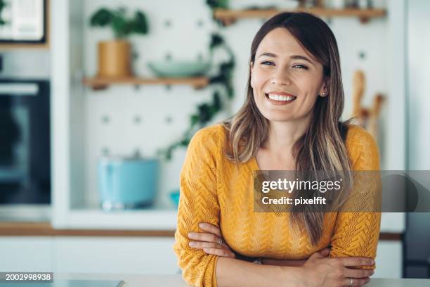 sonriente joven mujer - adulto de mediana edad fotografías e imágenes de stock