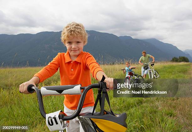 boy (5-7 years) with mountain bike, smiling, portrait - 8 9 years fotos stockfoto's en -beelden