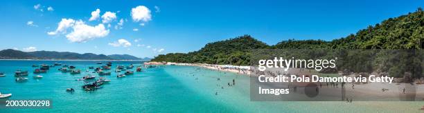 smooth sea at ilha do campeche in brazil - florianopolis stock-fotos und bilder