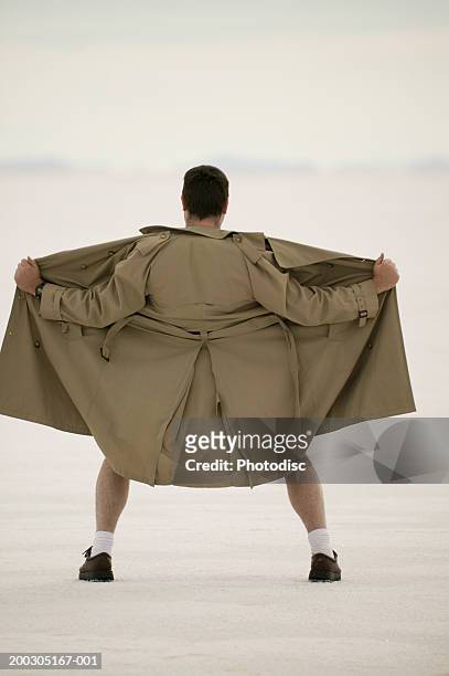 exhibitionist spreading front of coat, at beach - flasher photos et images de collection