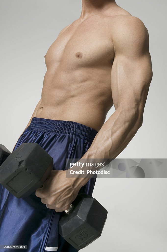 Man lifting up weights, mid section