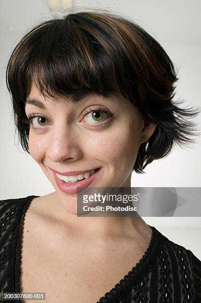 woman posing in studio, portrait - groene ogen stockfoto's en -beelden