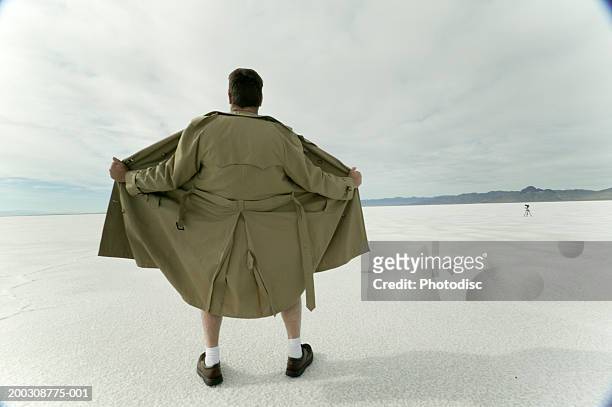 exhibitionist spreading open coat in desert - flasher photos et images de collection