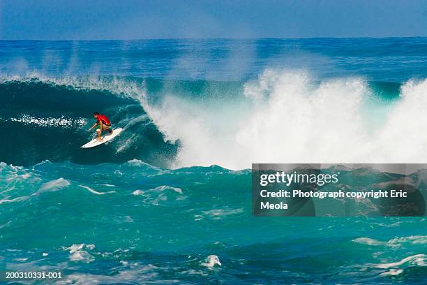 man surfing in curl - oahu stock pictures, royalty-free photos & images