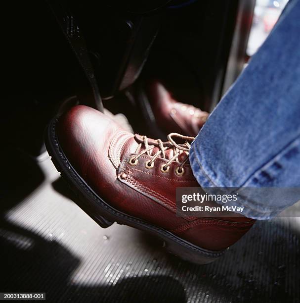 car interior, close-up of foot on pedal, - gaspedaal stockfoto's en -beelden