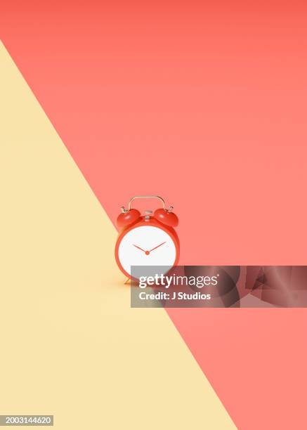 alarm on split colored background - biologische uhr stock-fotos und bilder