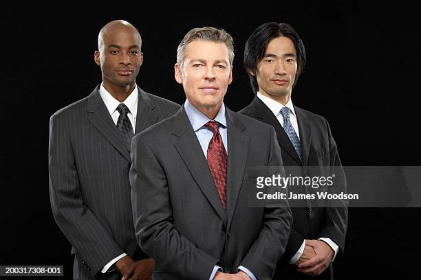 three businessmen standing together, smiling, portrait - helemaal kaal stockfoto's en -beelden
