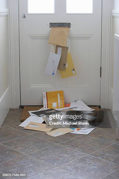 mail falling from letterbox onto doormat (digitally enhanced) - ranura de buzón fotografías e imágenes de stock