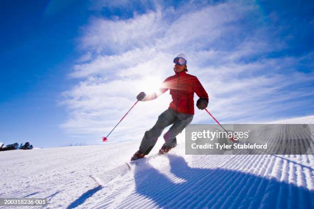 female telemark skier turning - esqui telemark imagens e fotografias de stock