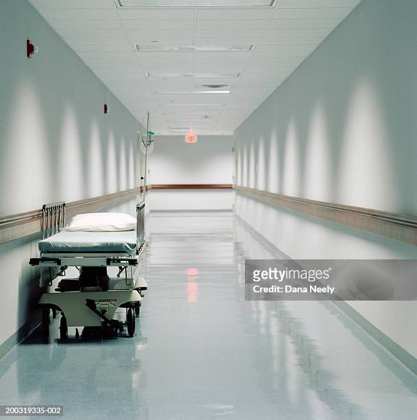 gurney in hospital corridor - hopital couloir photos et images de collection