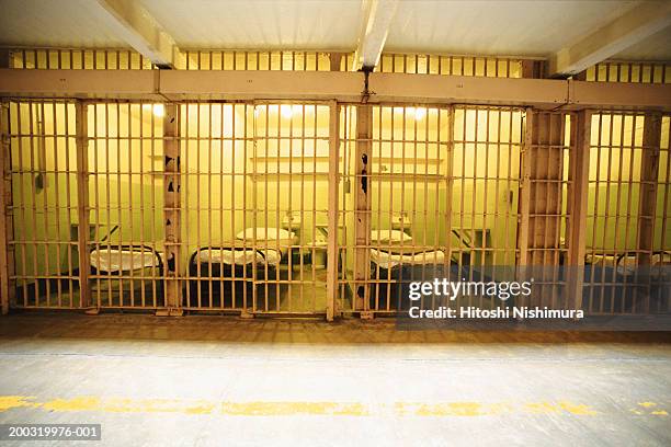 prison cells - jail cell american photos et images de collection