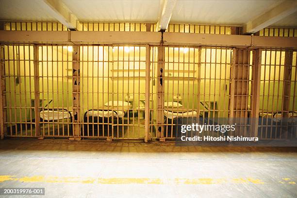 prison cells - gevangenis stockfoto's en -beelden