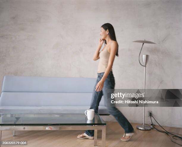 woman using mobile phone, side view - corpetto foto e immagini stock
