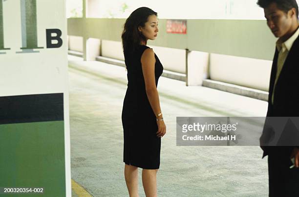 businessman and woman standing in corridor, focus on woman - asian couple arguing stockfoto's en -beelden