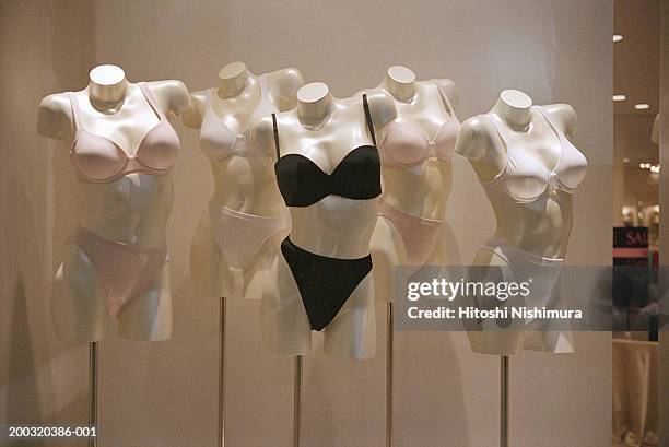 mannequin wearing bra and panties - body photos et images de collection
