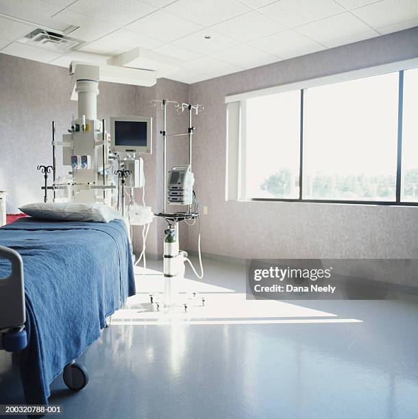 empty hospital room - hospital ward stock pictures, royalty-free photos & images