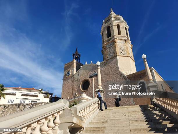 staircase of church of sant bartomeu i santa tecla overlooking the bay in sitges - sant bartomeu church photos et images de collection